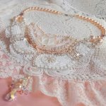 Plastron Bouquet d'un Jour Haute Couture brodé avec des fleurs en Nacre à laquelle s'ajoute cristaux, perles rondes, cabochon rond, perles nacrées avec fermoir et chaînette Argent 925